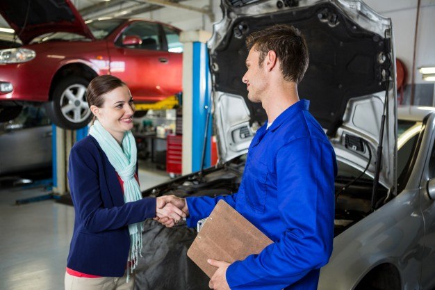 satisfied-customer-shaking-hands-with-mechanic-1170-1565